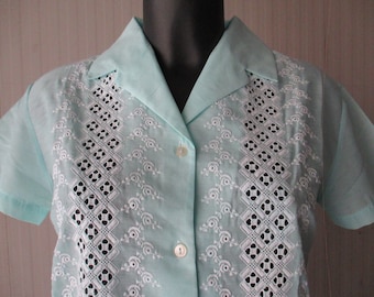 Vtg 50s mint green shirt/Front embroidery/Short sleeves/Polyester/Size M-L/Camicia verde menta anni 50/Ricamo davanti/Manica corta/Tg.48 IT