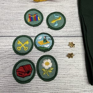 Vintage Girl Scout And Brownie Lot – Books Sash, And Badges - 1950's & 1960's imagem 13
