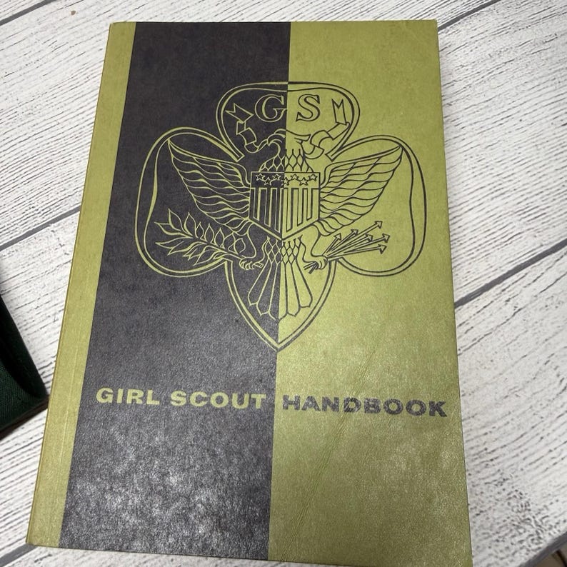 Vintage Girl Scout And Brownie Lot – Books Sash, And Badges - 1950's & 1960's imagem 11