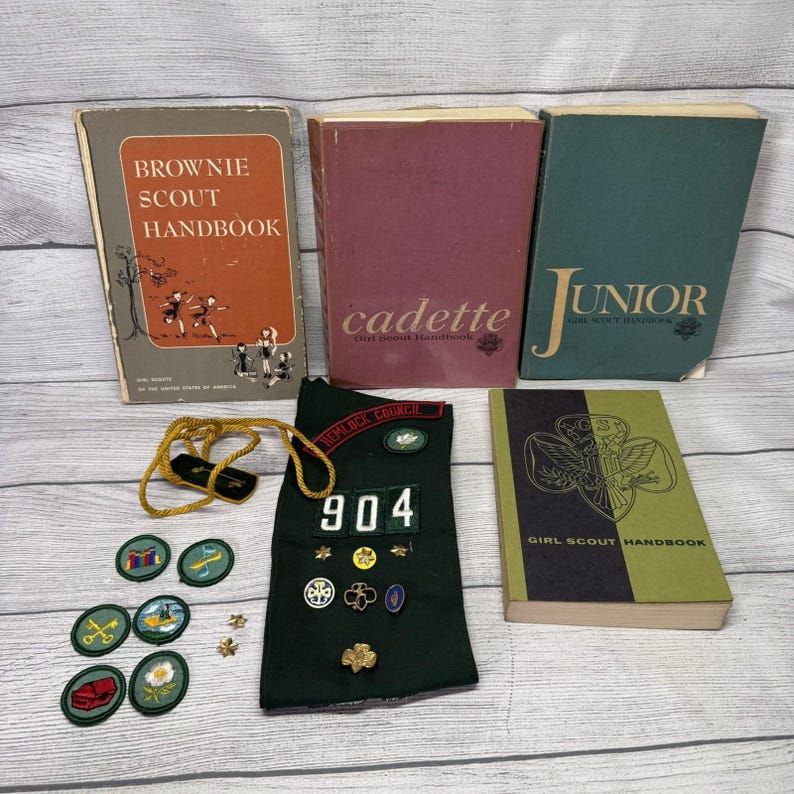 Vintage Girl Scout And Brownie Lot – Books Sash, And Badges - 1950's & 1960's imagem 1