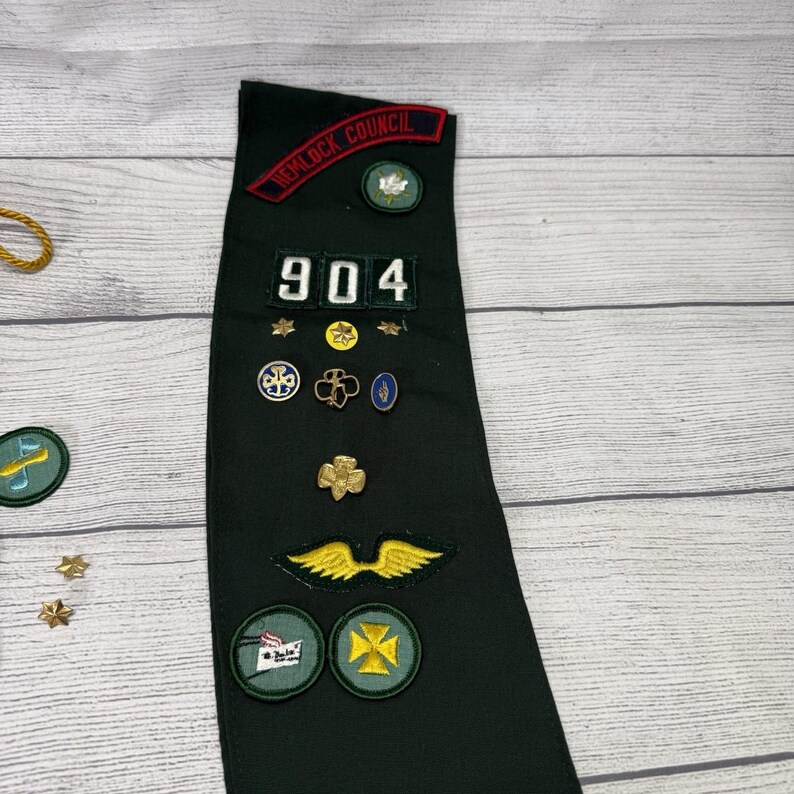 Vintage Girl Scout And Brownie Lot – Books Sash, And Badges - 1950's & 1960's imagem 14