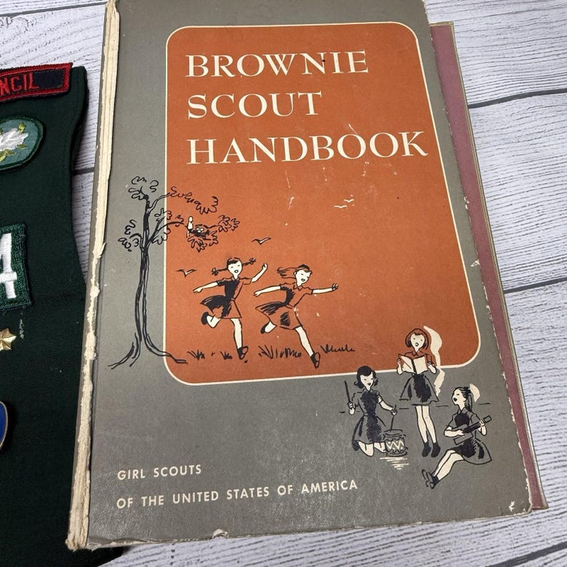 Vintage Girl Scout And Brownie Lot – Books Sash, And Badges - 1950's & 1960's imagem 8