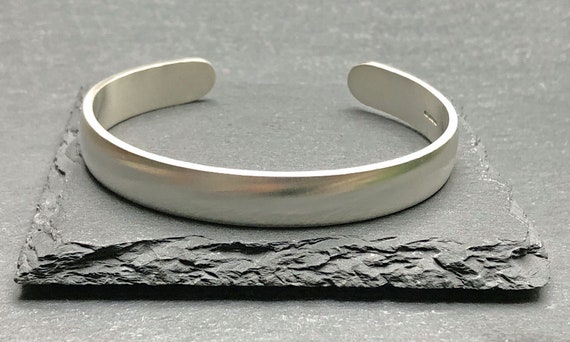 Solid outlet silver cuff