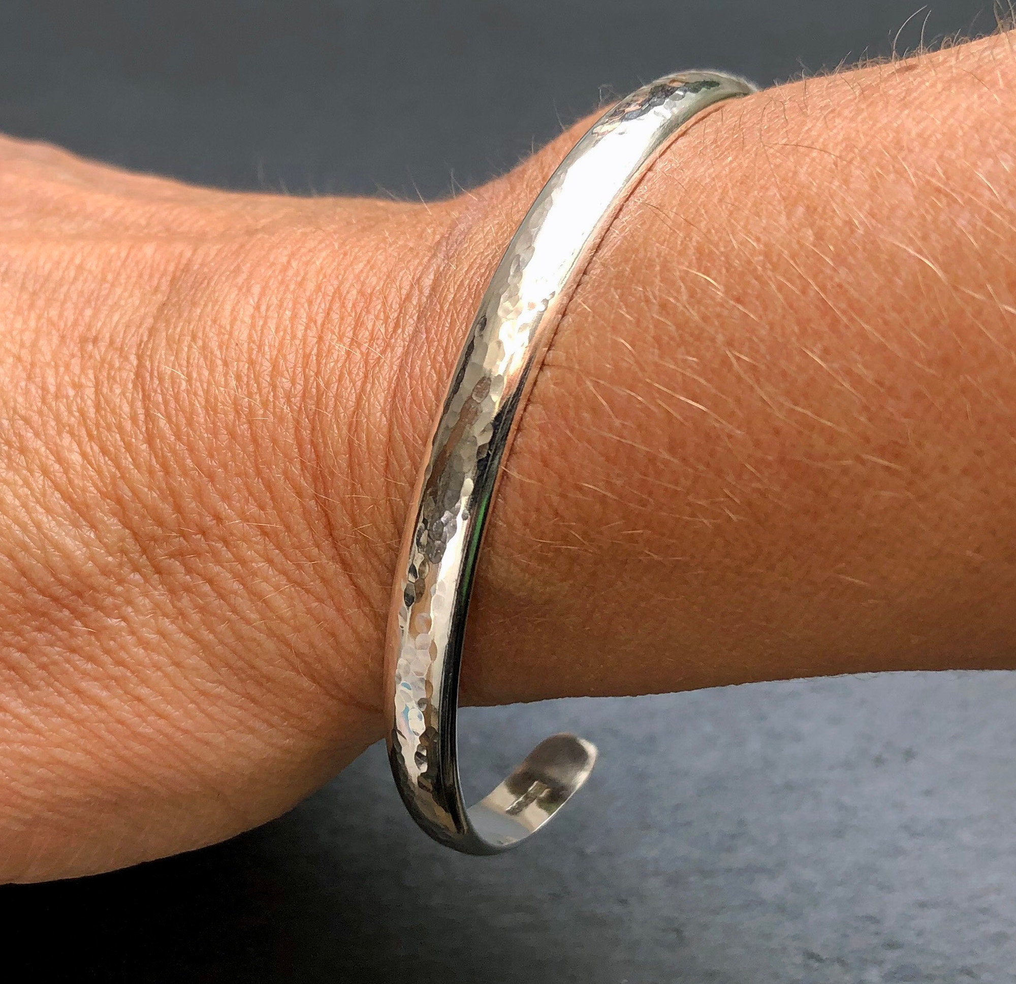 ブレスレット Silver Oval Shape Hammered Surface Bangle / Bracelet / Cuff Solid Silver Oval Cuff Bangle, Hammered, Polished or