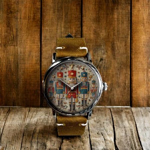 Könnte beinhalten: Eine Armbanduhr mit silbernem Gehäuse und einem hellbraunen Lederarmband. Das Zifferblatt zeigt eine farbenfrohe Illustration von Spielzeugsoldaten. Die Uhr hat ein klassisches Design.