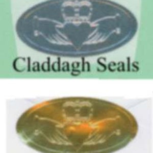 Pacote de 20 adesivos de casamento Claddagh com selos de envelope de OURO ou PRATA com mãos de coração para correspondência de casamento, selo metálico com design em relevo