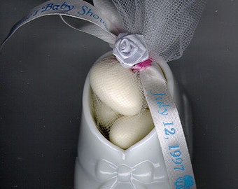 Scarpine per neonati, in plastica bianca, rosa, blu o bianco naturale. Confezione da 10 pezzi. Da riempire con caramelle. Utilizzare tulle e nastro per abbellire. Bomboniere per baby shower.