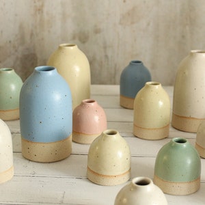 Middelgrote keramische vaas in pastelkleuren