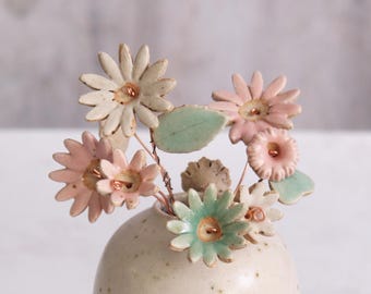 Großer rosa und weißer Wildblumen-Blumenstrauß aus Keramik