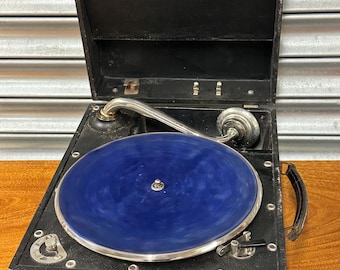 A charming original vintage portable case gramophone, branded Lissenola, dating from approximately the 1930s–1940s.