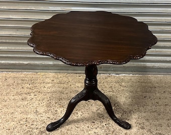 Antique Victorian Tilt-Top Occasional / Lamp Table. c.1880–1900 Scalloped Edge