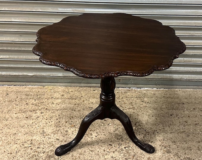 Antique Victorian Tilt-Top Occasional / Lamp Table. c.1880–1900 Scalloped Edge
