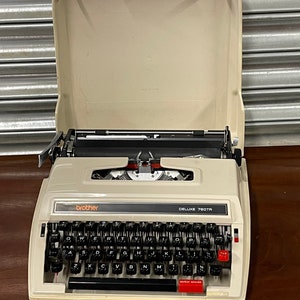 Vintage Brother Deluxe 760TR Portable Typewriter With Original Case