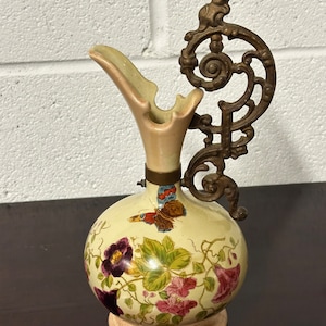 Lindo jarro/vaso antigo pintado à mão com borboletas e flores com alça de metal decorativa figurativa