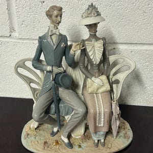 Lladro ‘Lovers in the Park’ Figurine design number 1274 - Retired 1993 - Antonio Ballester.