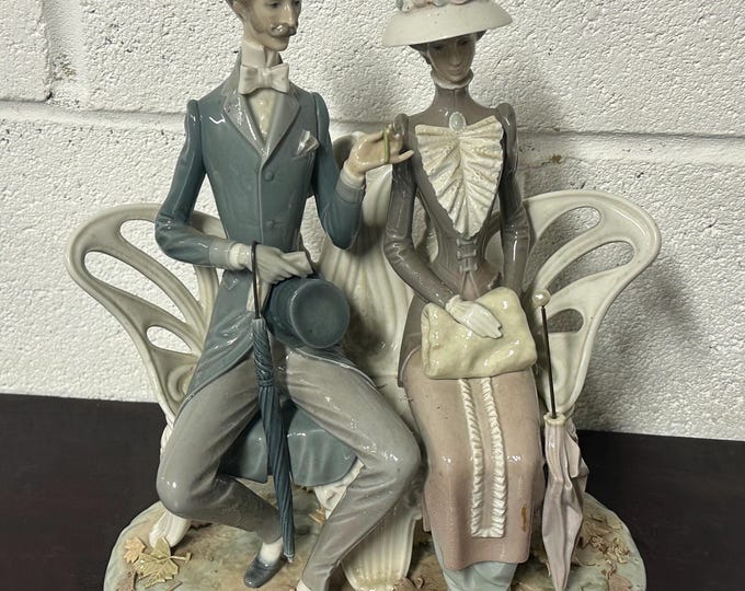 Lladro ‘Lovers in the Park’ Figurine design number 1274 - Retired 1993 - Antonio Ballester.
