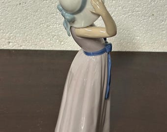 Beautiful Lladro Porcelain 10inch Coy Girl Figurine #5011 Purple