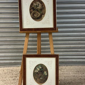 Può includere: Una tazza di ceramica bianca con manico nero e la scritta "But First, Coffee" in nero, con un carattere a mano. La tazza è su una superficie bianca.