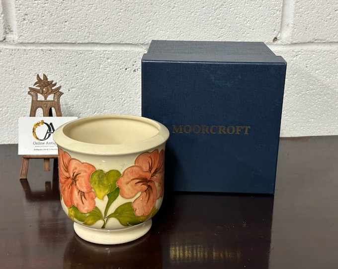 Beautiful Moorcroftt Pottery Hibiscus Pattern Jardiniere with Moorcroft Presentation Box