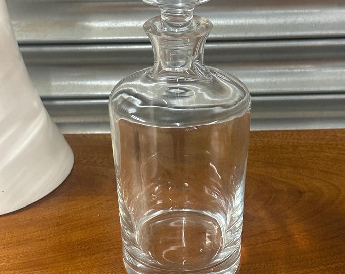 Elegant Clear Glass Whisky / Brandy Decanter with Stopper – Timeless Design