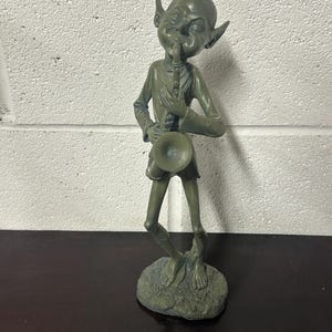 Divertente scultura di folletto in bronzo dipinto con sassofono