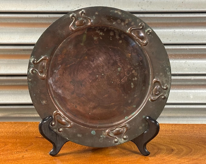 Antique c1900 Arts & Crafts / Art Nouveau Newlyn-Style Copper Charge Plate