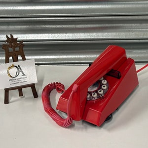 Fabelhaftes rotes Telefon im Vintage-Retro-Stil mit Druckknopf, von Wild And Wolf Ltd