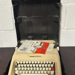 Superb Vintage Circa 1980 Olivetti LETTERA 35 With Original Case