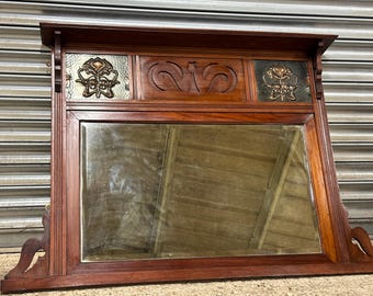 Antieke jugendstil schoorsteenmantel, spiegel met decoratieve koperen panelen