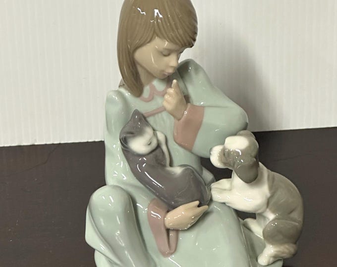 Lovely Lladro "Cat Nap" Figurine, Design Number 5640