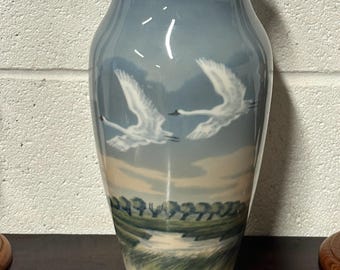 ロイヤルコペンハーゲン花瓶 ロイヤルコペンハーゲンの美しい大型花瓶（白鳥の装飾） 品番1955/137