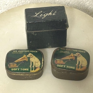 Lot mixte - Étui de voyage Vesta du XIXe siècle et deux aiguilles en étain pour disques HMV