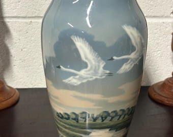 ロイヤルコペンハーゲンの美しい大型花瓶（白鳥の装飾） 品番1955/137