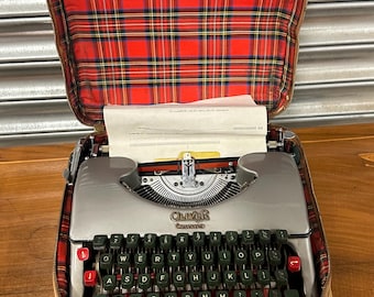 1950’s Vintage Oliver Courier Portable Typewriter With Original Carry Case