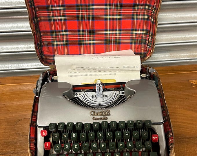 1950’s Vintage Oliver Courier Portable Typewriter With Original Carry Case