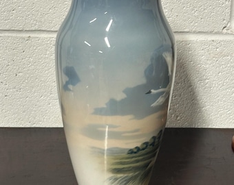 ロイヤルコペンハーゲンの美しい大型花瓶（白鳥の装飾） 品番1955/137