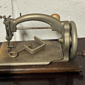 Rara macchina da cucire dei primi anni del 1900 con custodia in metallo