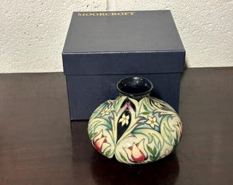 Stunning Limited Edition Moorcroft Floral Squat Vase with Tulips by Sian Leeper. 56/100 with Box