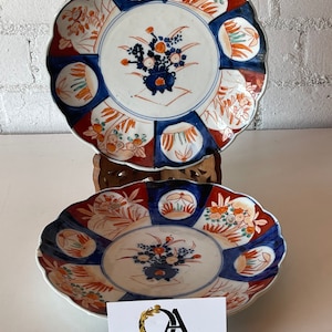 Pair of Antique Late 19thC Japanese Imari Scalloped Shaped Plates.