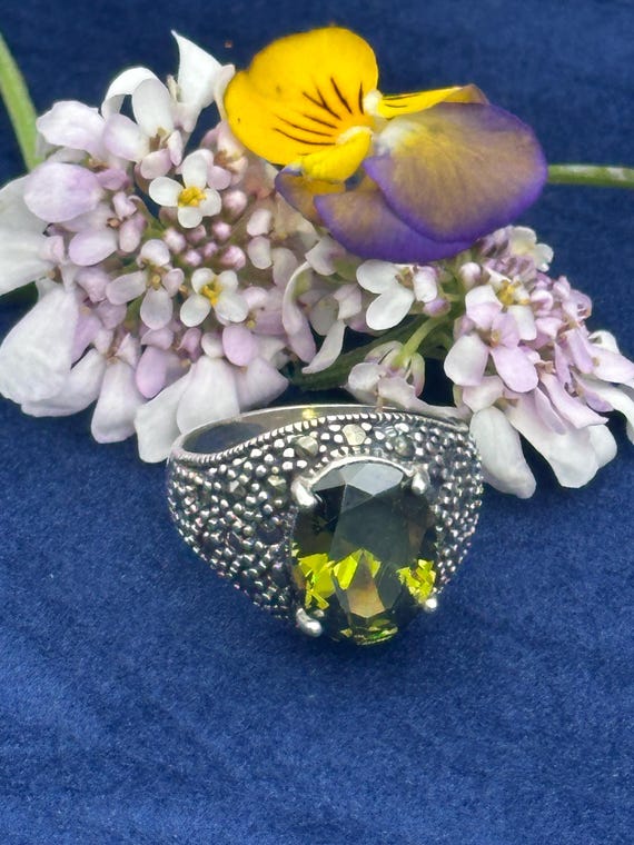Magnifique bague vintage en argent 925 avec péridots vert olive et