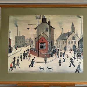 Pode incluir: Obra de arte emoldurada retratando uma cena de rua com edifícios, pessoas e cães. A pintura apresenta um edifício vermelho, uma igreja e fábricas com chaminés. O estilo lembra a arte popular, com figuras simplificadas e cores suaves.