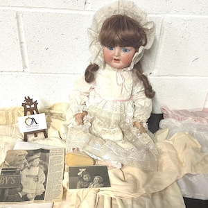Antique Kammer And Reinhardt, Simon and Halbig No.126 Doll With 11 Items Of Handmade Clothes