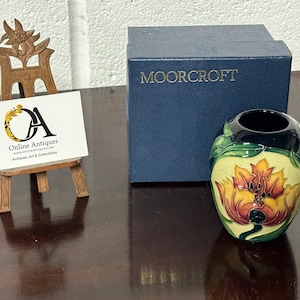 Mooie kleine William Moorcroft-vaas met bloemdecoratie 2005 met doos