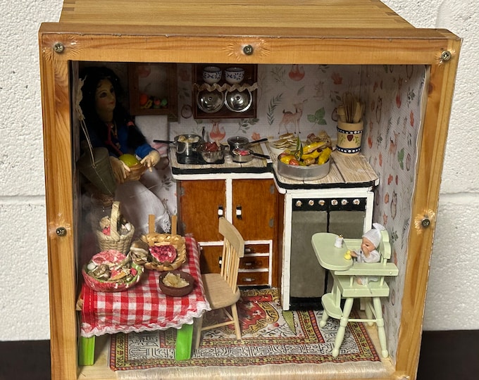 Vintage Diorama / Miniature Illuminated Dolls Kitchen Display