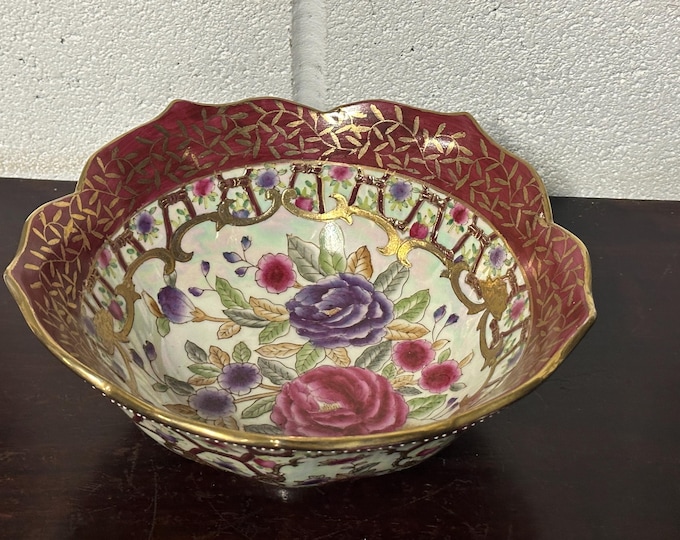 Antique Chinese Famille Rose Style Porcelain Bowl, Scalloped Rim Gilt Decoration