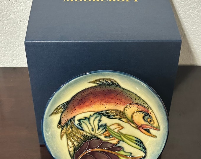 Stunning Moorcroft Plate Designed By Philip Gibson In 1998 And Depicts A Trout