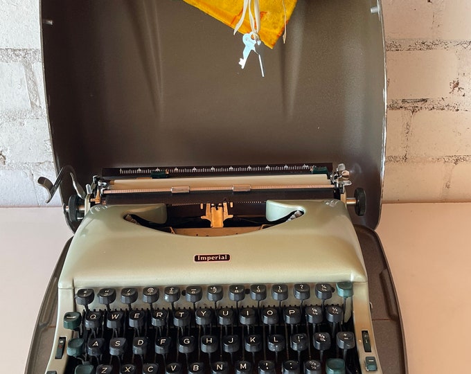 Fabulous Stylish Vintage Imperial No 5 Portable Typewriter with Original Metal Case.