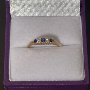 Beautiful 18ct Gold Diamond & Sapphire Ring Size K/L