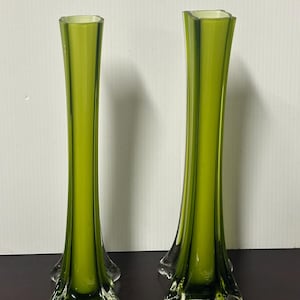 Dos jarrones de vidrio artístico verde de estilo retro de los años 70
