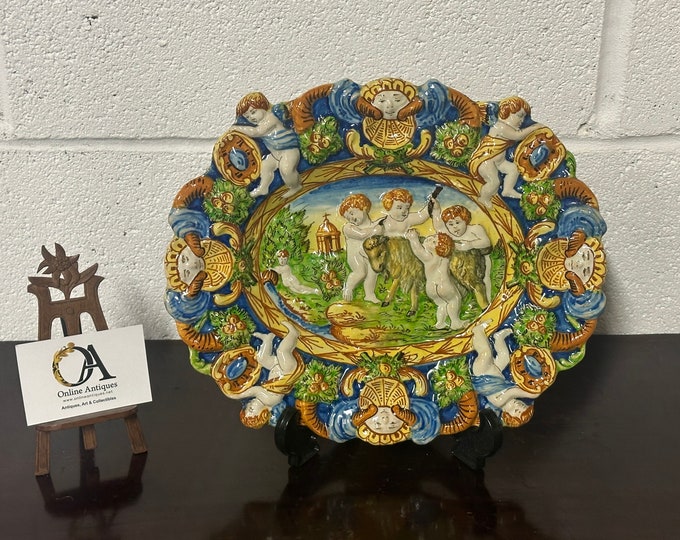 Splendid Pesaro tray / plate with relief decoration, last quarter of the 18th century